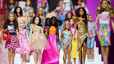Muñecas Barbie expuestas en la sala de exposiciones de Mattel en la Feria del Juguete de Nueva York.