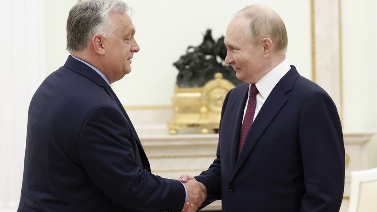 Vladimir Putin, à direita, e o Primeiro-Ministro húngaro Viktor Orban apertam as mãos durante uma reunião em Moscovo, Rússia, sexta-feira, 5 de julho de 2024