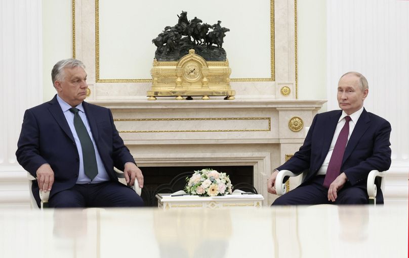 O presidente russo Vladimir Putin, à direita, e o primeiro-ministro húngaro Viktor Orban reúnem-se em Moscovo, Rússia, sexta-feira, 5 de julho de 2024