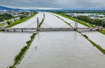 El río Rin inunda las zonas situadas entre las presas de protección del puente del Rin en Diepoldsau, cerca del lago Constanza, Suiza, en 2023. 