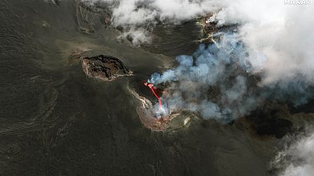 Esta imagen infrarroja en color publicada por Maxar Technologies muestra la lava que fluye del volcán Etna en erupción, en Sicilia, Italia, el jueves.