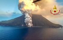 Dicke Rauchwolken steigen vom Vulkan Stromboli in die Höhe.