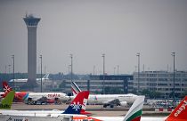 Os aviões estão estacionados na pista do aeroporto Charles de Gaulle, em Roissy, perto de Paris.