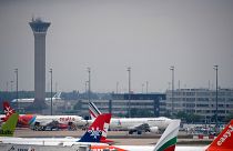 Aerei parcheggiati sulla pista dell'aeroporto Charles de Gaulle di Parigi, a Roissy, vicino a Parigi.