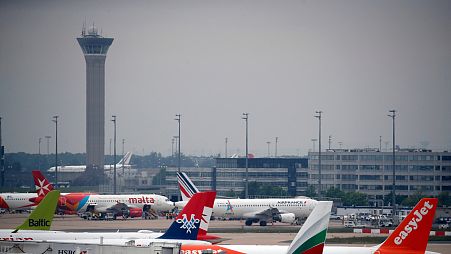 Aviones aparcados en la pista del aeropuerto Charles de Gaulle, en Roissy, cerca de París.