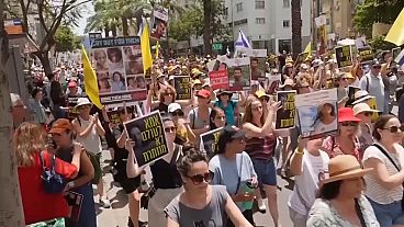 Hamas'ın elindeki İsrailli rehinelerin anneleri Tel Aviv'de yürüyüş yaptı.