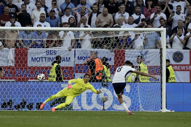 Trent Alexander-Arnold marca o penalty decisivo que coloca a Inglaterra nas meias-finais do Euro 2024