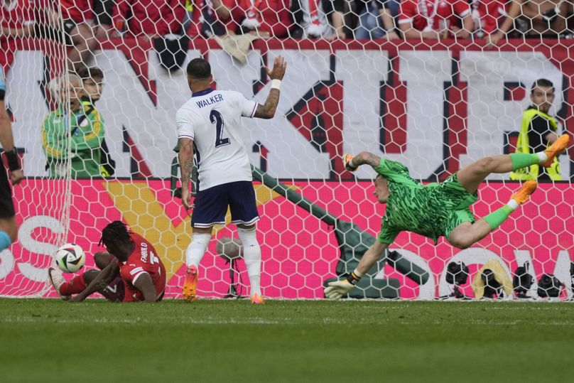 Bukayo Saka, da Inglaterra, marca o primeiro golo da sua equipa durante um jogo dos quartos de final entre a Inglaterra e a Suíça no Euro 2024