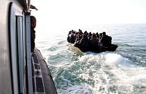 مهاجرون، معظمهم من أفريقيا، يوقفهم الحرس الوطني البحري التونسي أثناء محاولتهم الوصول إلى إيطاليا في تاريخ 18 نيسان 2023