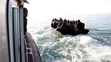 مهاجرون، معظمهم من أفريقيا، يوقفهم الحرس الوطني البحري التونسي أثناء محاولتهم الوصول إلى إيطاليا في تاريخ 18 نيسان 2023