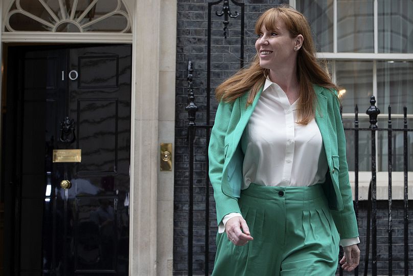 A vice-primeira-ministra Angela Rayner deixa o número 10 de Downing Street, em Londres, a 5 de julho de 2024