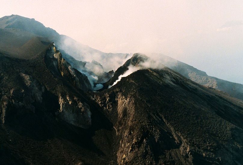 Una veduta aerea del vulcano Stromboli durante l'attività eruttiva nell'Italia meridionale nel febbraio 2007