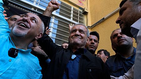 المرشح الإصلاحي للانتخابات الرئاسية الإيرانية مسعود بيزشكيان يدلي بصوته في مركز اقتراع بالقرب من طهران، الجمعة، 5 يوليو 2024. 
