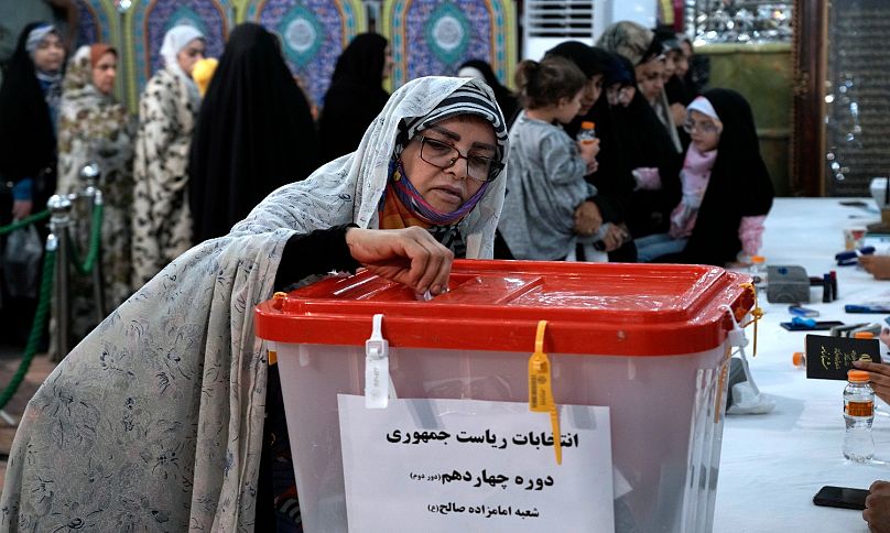 امرأة تدلي بصوتها في الانتخابات الرئاسية في مركز اقتراع في مرقد الولي الصالح في شمال طهران، إيران، الجمعة، 5 يوليو 2024