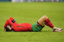 Theo Hernandez'in müdahalesinden sonra Cristiano Ronaldo yerde yatıyor