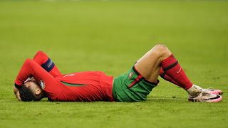 Theo Hernandez'in müdahalesinden sonra Cristiano Ronaldo yerde yatıyor