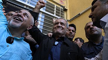 Reform-Kandidat Masoud Peseschkian nach der Stimmabgabe in einem Wahllokal in Shahr-e-Qods in der Nähe von Teheran. 5, Juli 2024