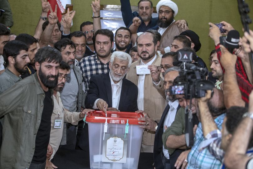 El candidato derrotado Saeed Jalili deposita su voto en la segunda vuelta de las elecciones iraníes