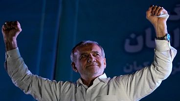 الرئيس الايراني الجديد مسعود بيزشكيان خلال تجمع انتخابي في طهران، الأربعاء، 3 يوليو 2024.