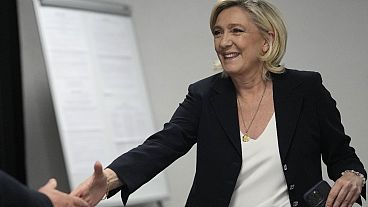 زعيمة اليمين المتطرف الفرنسي مارين لوبان تصل للتصويت، الأحد 30 يونيو 2024 في هينين بومونت، شمال فرنسا