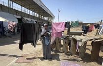 Gazze'de bir kadın savaş nedeniyle sığındığı Yarmuk Stadyumu'nda kıyafetleri kuruluyor, 6 Temmuz 2024