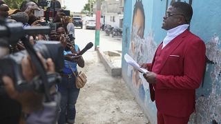 Haïti : la police kényane patrouille et un chef de gang vient en paix