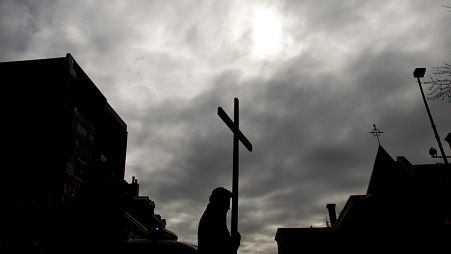 Kanada'da bir vatandaş Hazreti İsa'nın çarmıha gerildiği gün olarak anılan Kutsal Cuma törenleri sırasında haç işaretini taşıyor, 29 Mart 2013