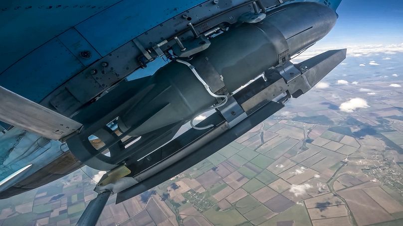 Une bombe planante est visible sous l'aile d'un bombardier Su-34 de l'armée de l'air russe lors d'une mission de combat en Ukraine (publié le  le mercredi 3 juillet 2024à.