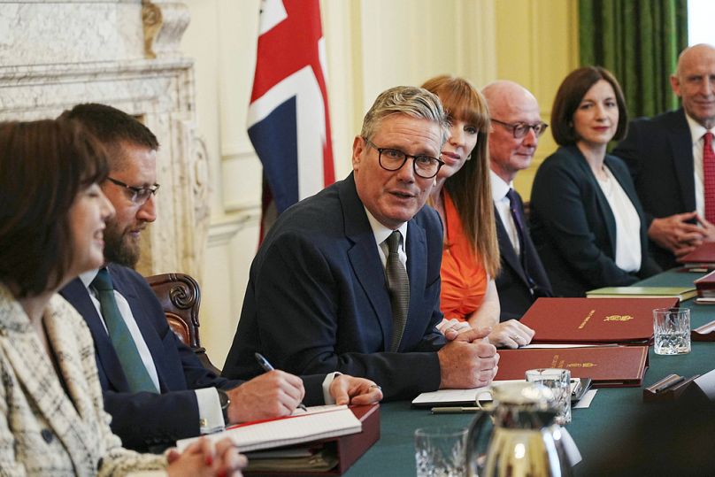 El Primer Ministro británico Keir Starmer, en el centro, con la Viceprimera Ministra Angela Rayner, en el centro a la derecha, celebra su primera reunión de Gabinete