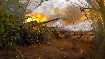 Российские военные ведут обстрел украинских позиций из гаубицы