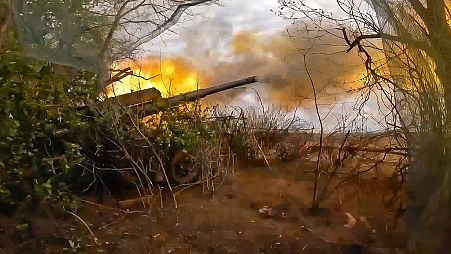 Russische Truppen schießen mit einer 152-mm «Giatsint-B» Haubitze auf ukrainische Stellungen. 3. Juli 2024