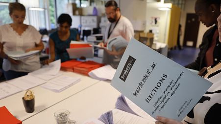 Funcionarios preparan los kits de votación para las elecciones legislativas en Estrasburgo, el 6 de julio de 2024.