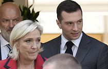 Aşırı sağcı Ulusal Ralli Partisi Başkanı Jordan Bardella, sağda, bir basın toplantısının ardından aşırı sağcı lider Marine Le Pen ile birlikte ayrılıyor.