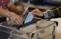 Eleitores franceses votam na segunda volta das eleições legislativas em França
