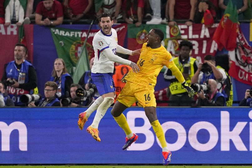 Французы ликуют после победы над сборной Португалии
