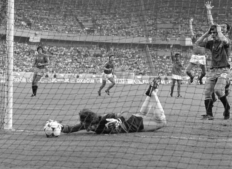 Испанский вратарь Луис Арконада не смог выручить свою команду после удара игрока сборной Франции Мишеля Платини во время финального матча Евро-1984 Франция-Испания