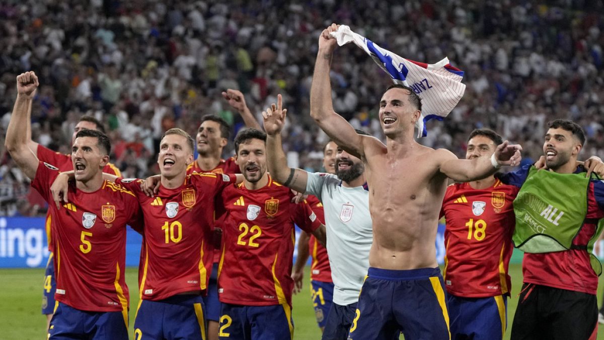 Сборная Испании празднует выход в финал Евро