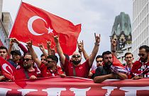 Τούρκοι φίλαθλοι κάνουν το σήμα των «Γρίζων Λύκων» στο Βερολίνο