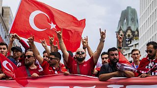 Τούρκοι φίλαθλοι κάνουν το σήμα των «Γρίζων Λύκων» στο Βερολίνο