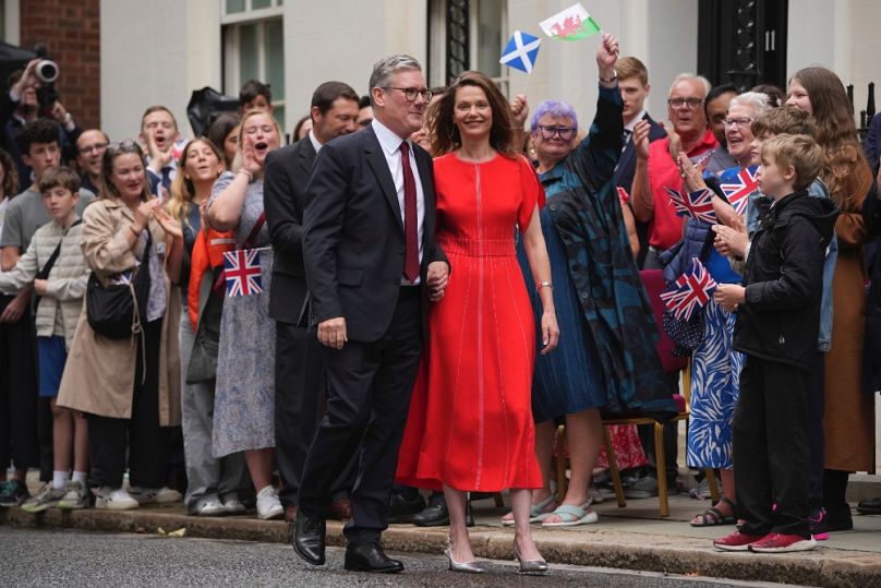 Keir Starmer és felesége, Victoria útban. Downing Street felé