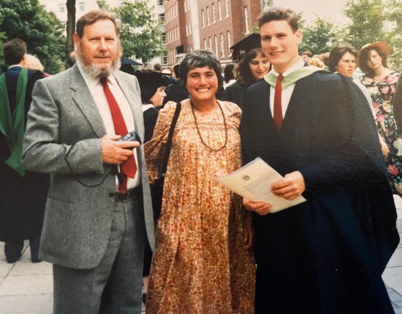 Keir Starmer diplomaosztója 1985-ben, balra édesapja, Rodney, középen pedig édesanyja, Josephine