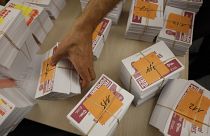 Funzionari preparano i kit di voto per le elezioni legislative a Strasburgo, 6 luglio 2024