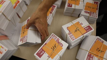 Funcionários preparam kits de votação para as eleições legislativas em Estrasburgo, 6 de julho de 2024