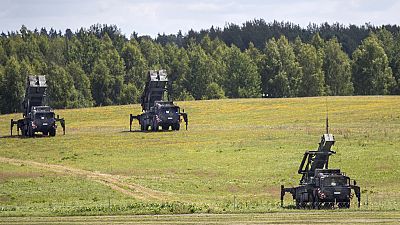 ARQUIVO - O sistema de defesa aérea de longo alcance Patriot, instalado pela Alemanha, é visto no aeroporto de Vilnius para segurança durante a cimeira da NATO em Vilnius, Lituânia, sábado, 8 de julho de 2023. 