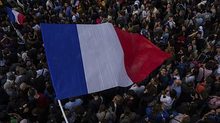 Fransa'da insanlar, Paris'teki Republique meydanında aşırı sağa karşı bir protesto düzenledi, 3 Temmuz 2024