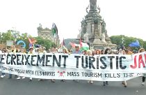 İspanya'nın Barselona kentinde 3000'den fazla kişi aşırı turizmi protesto etti.