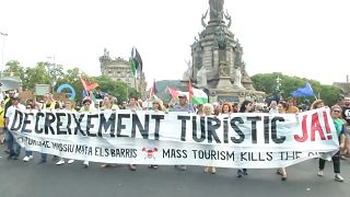 İspanya'nın Barselona kentinde 3000'den fazla kişi aşırı turizmi protesto etti.