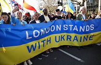 David Lammy (balról a negyedik) egy Ukrajnáért tartott szolidaritási felvonuláson Londonban 2022. március 26-án
