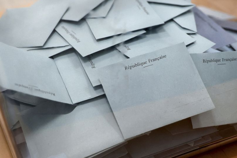 Des enveloppes dans un bureau de vote le 7 juillet