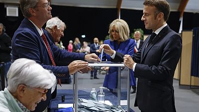 الرئيس الفرنسي إيمانويل ماكرون يدلي بصوته في الجولة الثانية والأخيرة من الانتخابات التشريعية 